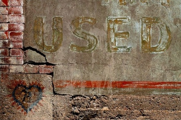 Sign advertising used items - When it is best to buy things secondhand