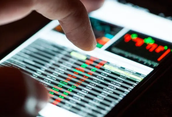 Drawbacks of the P/E ratio include that it ignores debt, growth and industry differences.