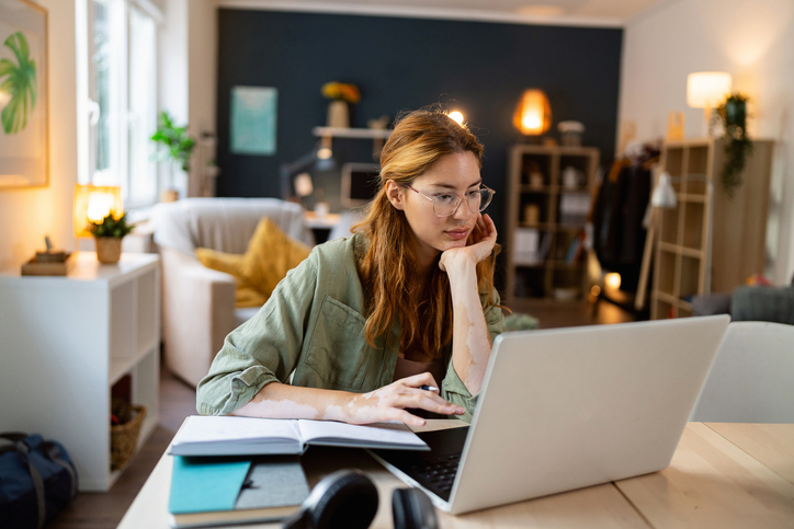 An investor researching the risks of using arbitrage.