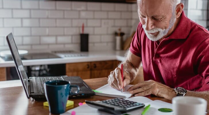 A man opening an IRA with an online provider.