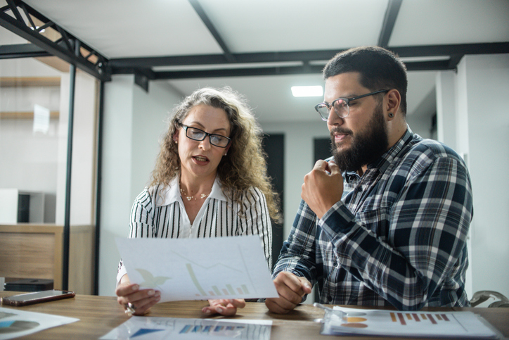A client meeting with a financial advisor to discuss creating a plan.