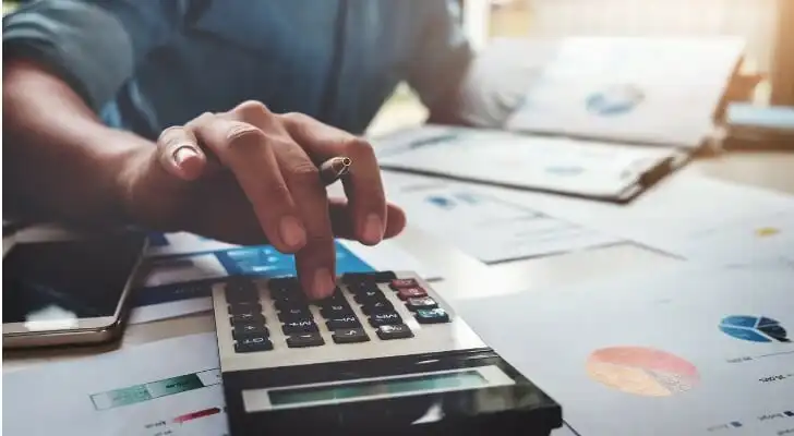 A financial planner calculates the discounted cash flow of a possible investment.