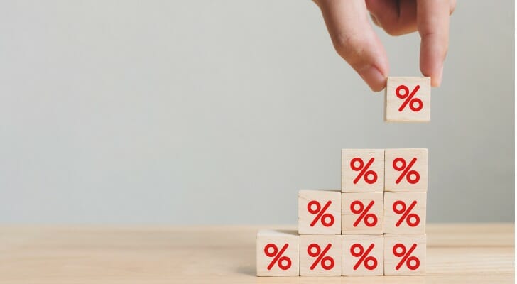 Here we discuss the differences between apr vs apy.