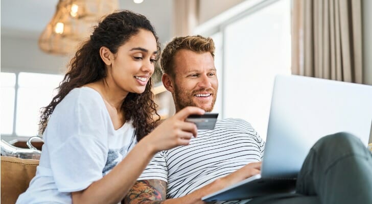 Here we discuss the differences between apr vs apy.