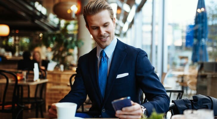 An investor compares Stash vs. Robinhood.