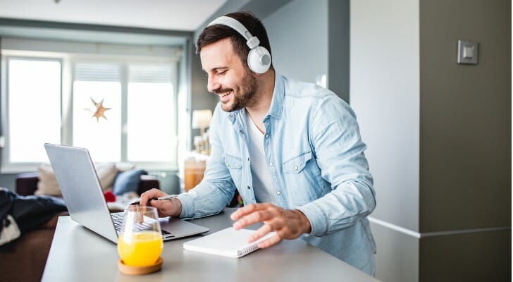 An investor compares Robinhood vs. Acorns.