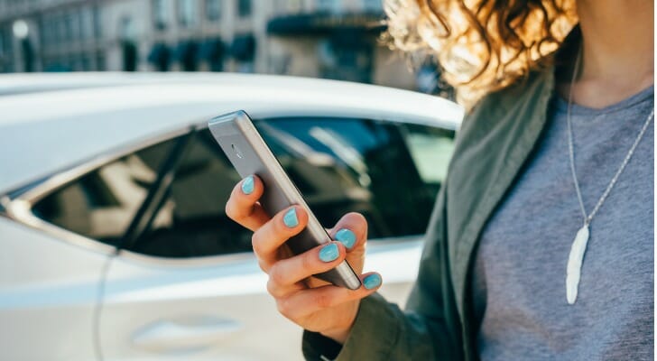 An investor compares Fidelity vs. Robinhood.