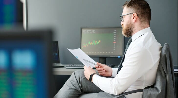 An investor comparing E*TRADE vs. Vanguard.