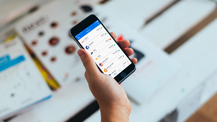 An investor using the Invstr app.