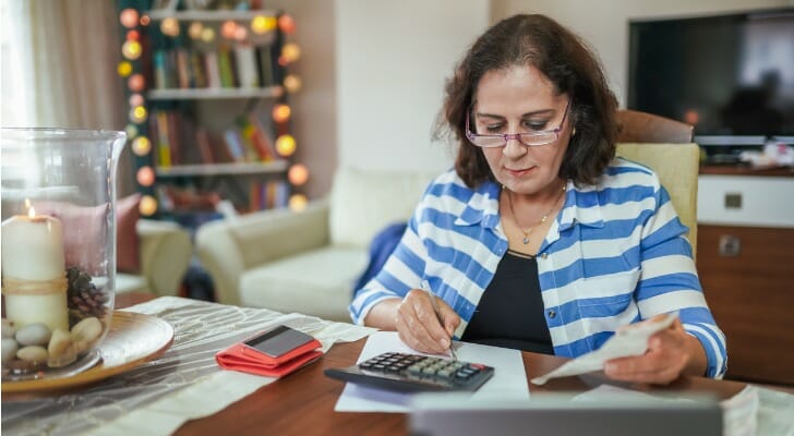 Woman analyzes her dividend ratio.