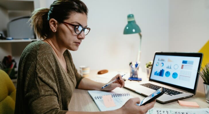 An investor reviews the differences between warrants vs options.