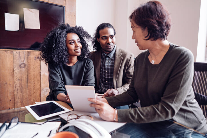 A couple creating a financial plan with a flat-fee financial advisor.