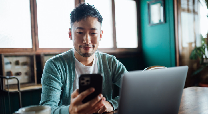 A man researches how to choose a bank on his phone.