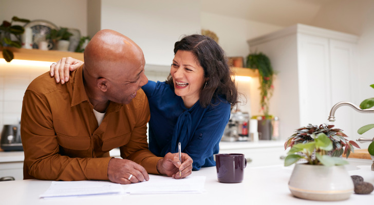 A couple comparing a savings account with a Roth IRA.