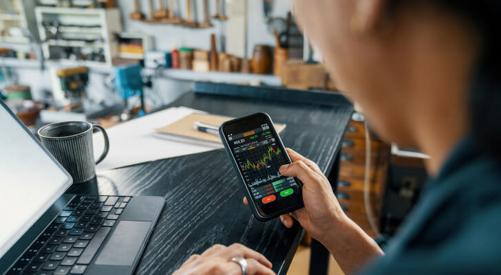 An investor compares Fidelity vs. Wealthfront.