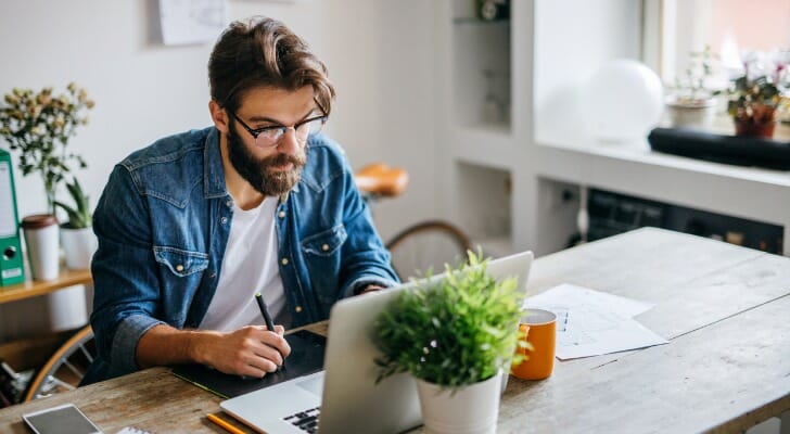 An investor decides between Fidelity vs. M1 Finance.