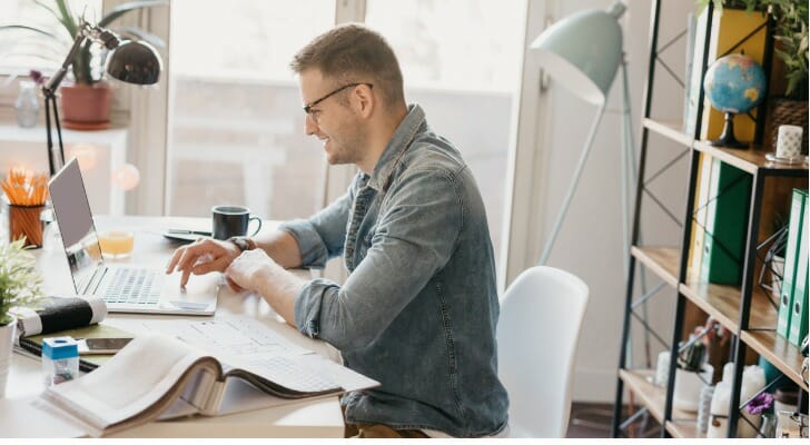 An investor reviewing the differences between Fidelity vs. M1 Finance.