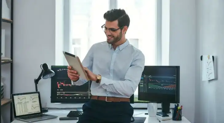 how do day traders avoid taxes