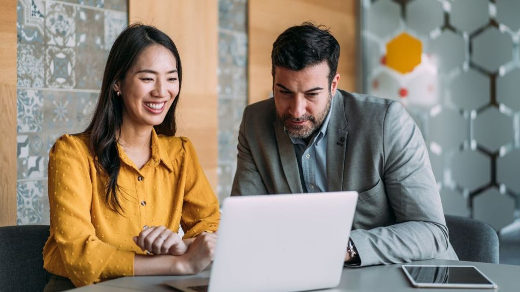 An advisor and consultant review social media marketing tips.