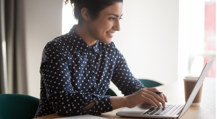 An advisor using email marketing for financial advisors to gain new clients.