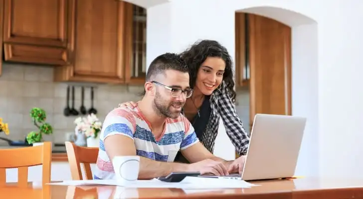 A couple researching, "Do checking accounts earn interest?"