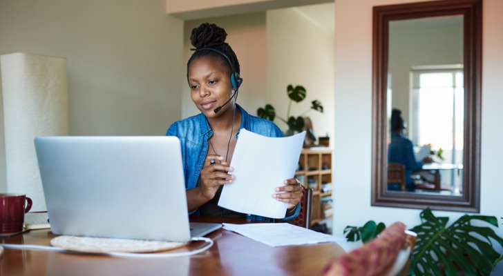 A virtual assistant works with a customer.