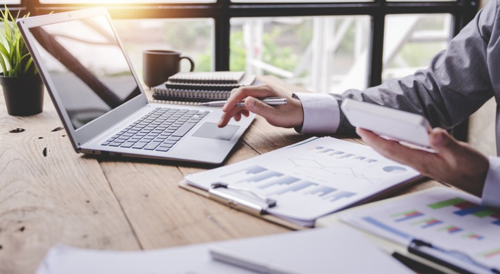 A homeowner estimates how much it cost to refinance a mortgage.