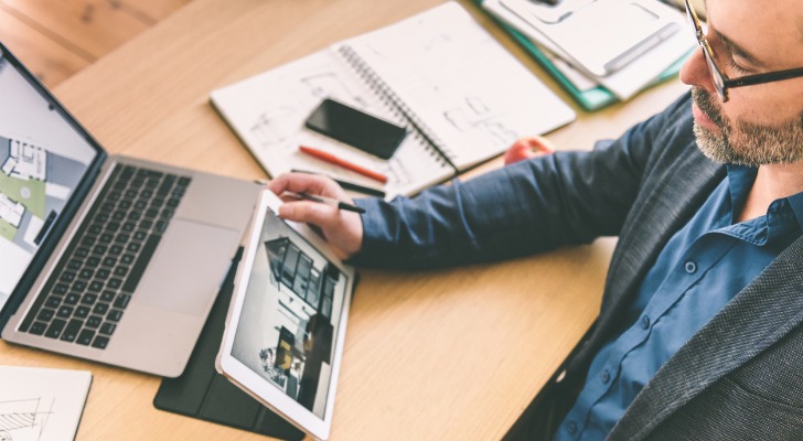 Man learning how to Invest in real estate online