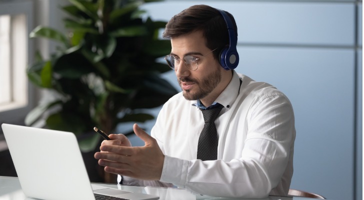 Virtual financial advisor speaks to his client over a virtual call