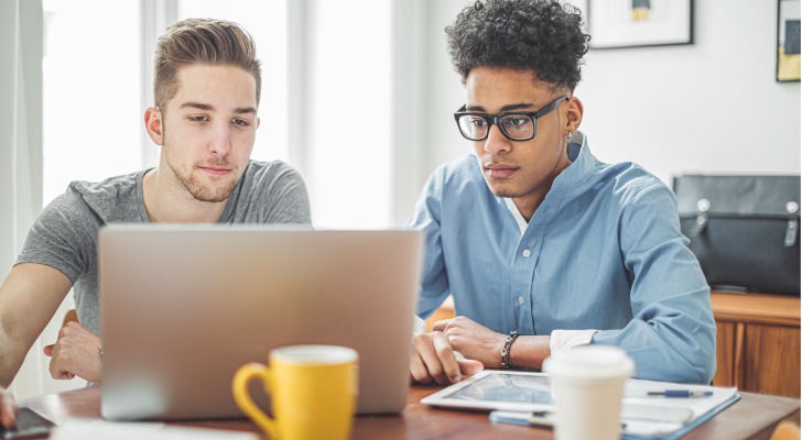 A stockbroker and financial advisor working together