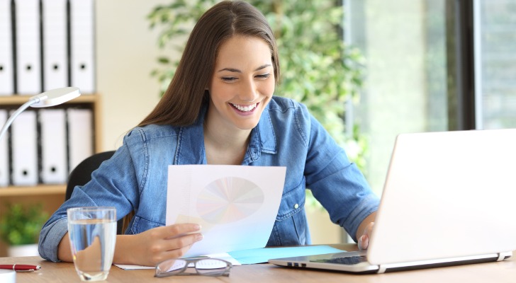 Girl comparing index funds to actively managed funds