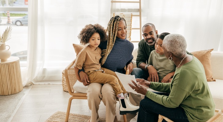 Woman discusses her estate plan with her daughter, son-in-law and grandchildren.