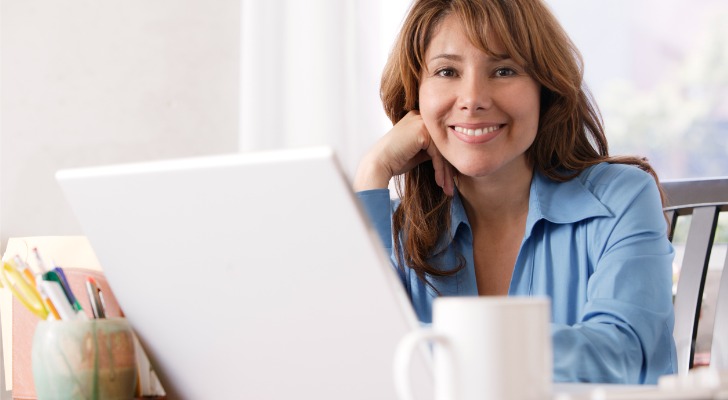 Woman who is a financial advisor working online.
