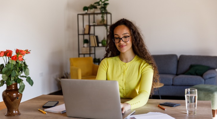 A woman learning about the NUA tax treatment for her taxes this year.