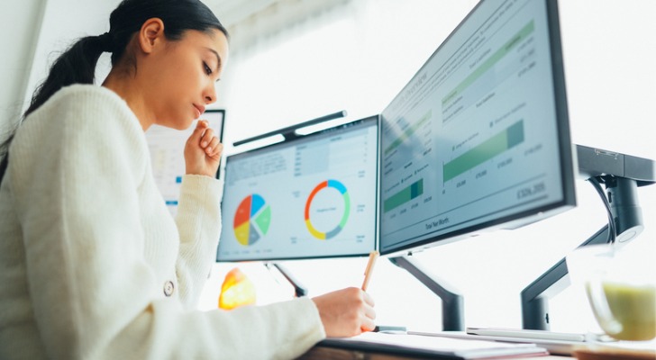 AI analyzing data for financial advisors