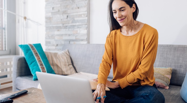 A women excited to see the average minimum balance of her new online savings account.