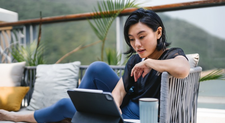 Beginner investor using an investing app