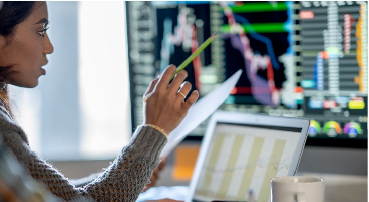 A woman fulfilling the experience requirement of the CFP