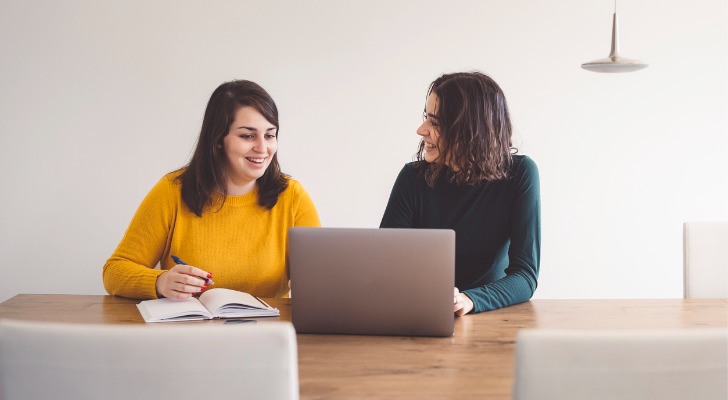 Two women learning about the NUA tax treatment