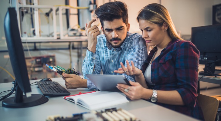 A couple going over the experience requirement for the CFP
