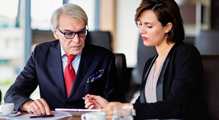 A financial advisor explaining to a client the pros and cons of him getting an immediate annuity.