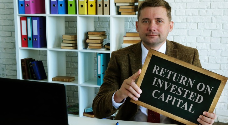 A man adding dividend income to his total ROI of an investment