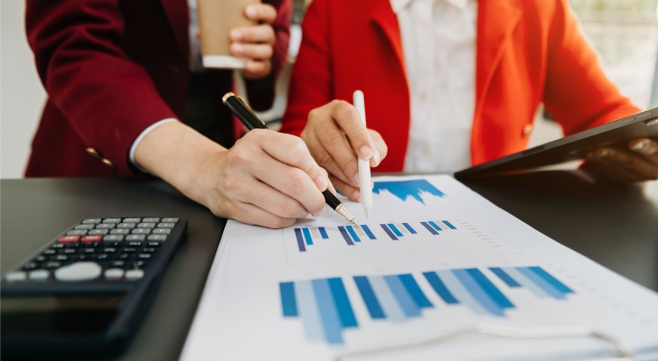 A mutual fund advisor helping a financial advisor analyze mutual fund performance.