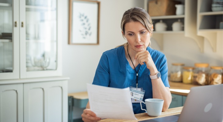 An employer going over their safe harbor 401(k) with their employee.