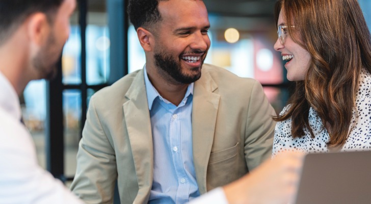 A financial advisor explaining the differences of a mutual fund and etf and how they are taxed.