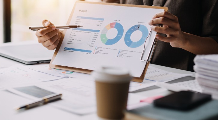 A financial advisor using data to help a client compare mutual fund and ETF investments for an IRA.
