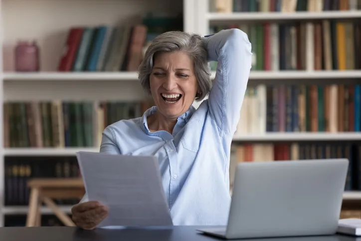 A senior compares her retirement income against the average monthly retirement income in her state.