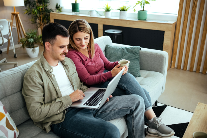 A couple setting up a living trust in Arizona.