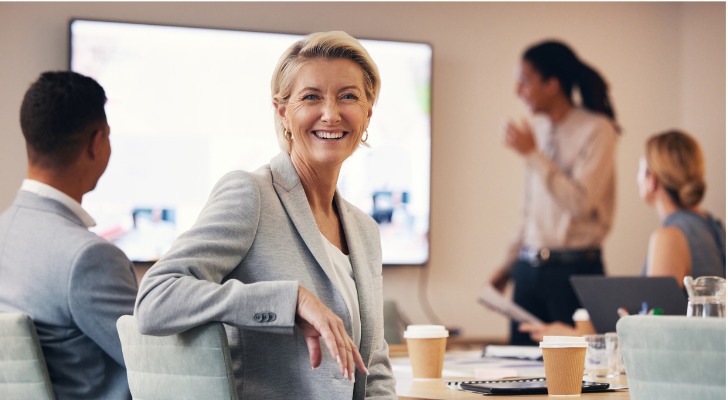 A financial advisor meets with colleagues to discuss ways to optimize digital marketing strategies.