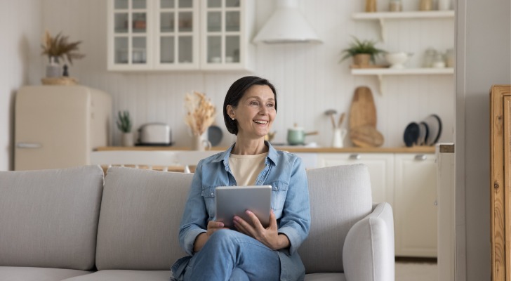 An investor celebrates after her negative carry strategy pays off.